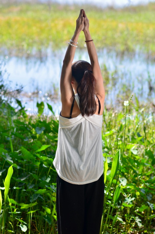 Posture d'élongation de la colonne en Qi Gong et Yoga